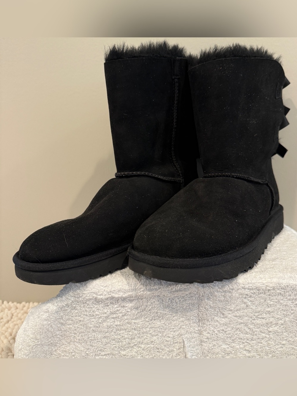 UGG Bailey Bow II Black Sheepskin Boots Women’s 9 Triple Bow $190 Retail